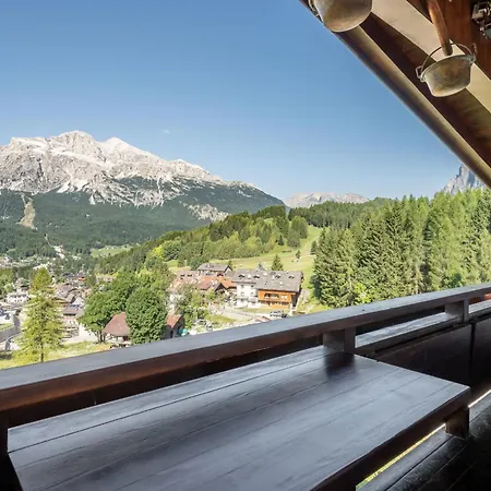 Lägenhet Charming Penthouse With Breathtaking Views Cortina dʼAmpezzo